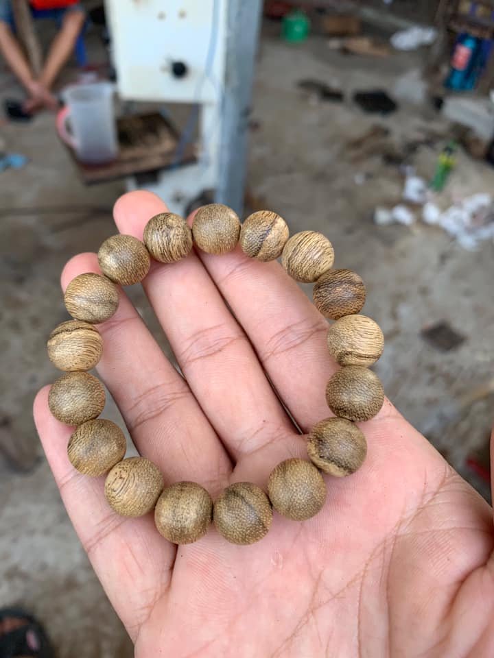 Chuỗi trầm hương Indo Kalimantan thô mộc size 12mm của Võ Quang Rin