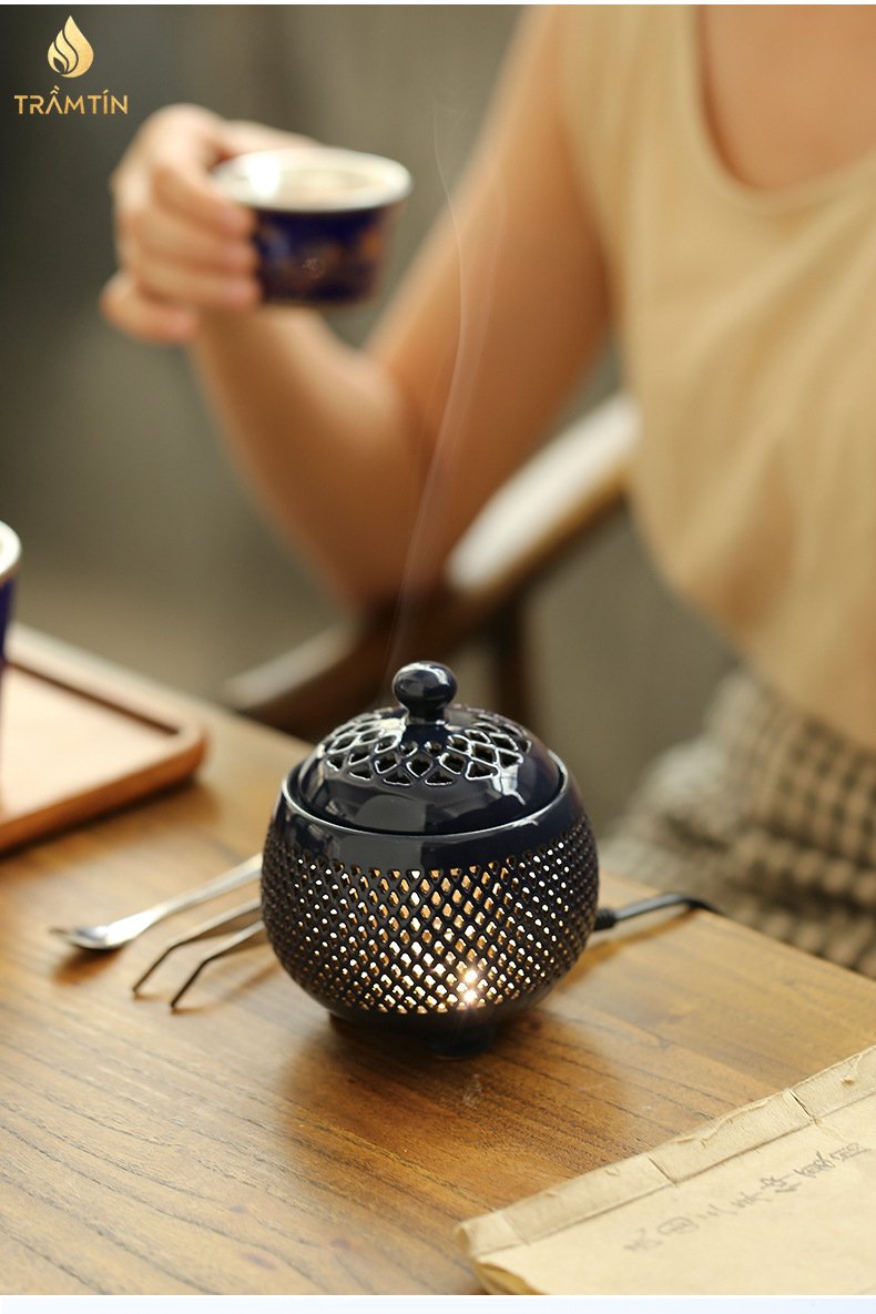 uống trà và thưởng thức hương thơm khi xông trầm