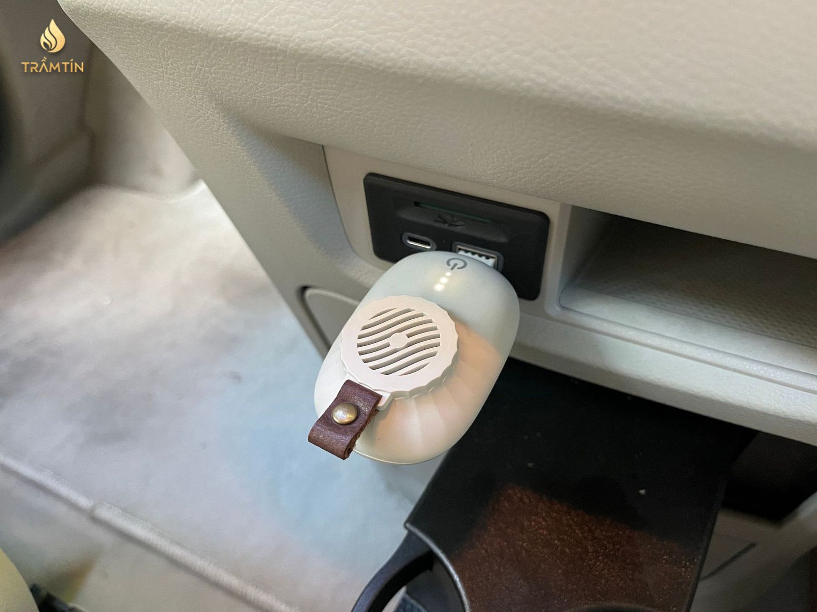 Minh họa lư điện cắm cổng USB trên xe hơi