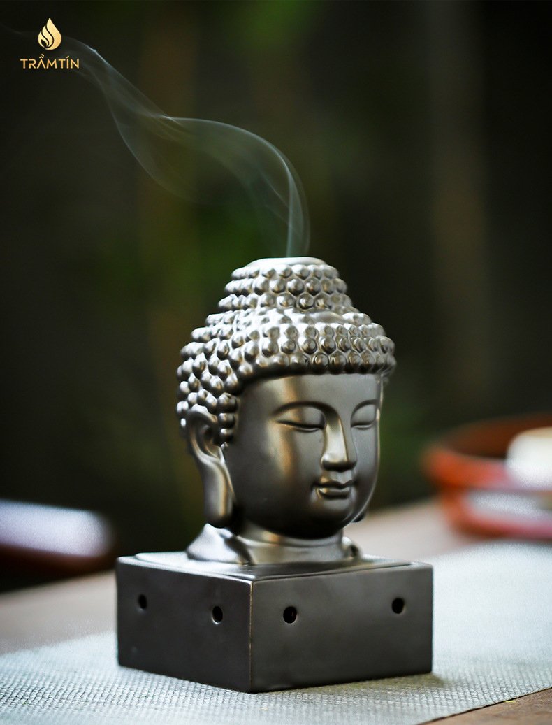 tạo hình Đức Phật với lư xông trầm