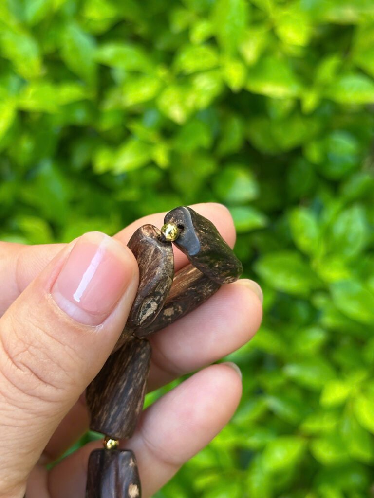 Vòng trầm hương rừng tự nhiên chìm nước xuất xứ từ nước Brunei hình dáng đốt khúc đẹp mắt
