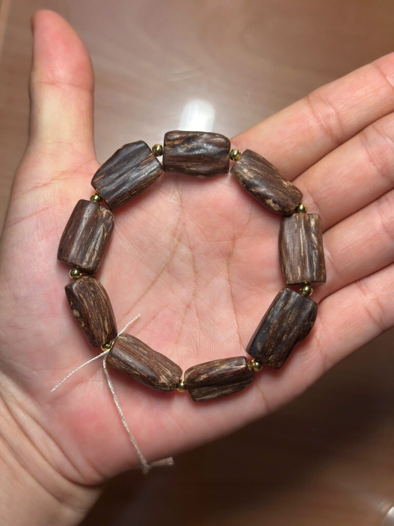 Vòng trầm hương rừng tự nhiên chìm nước xuất xứ từ nước Brunei hình dáng đốt khúc đẹp mắt