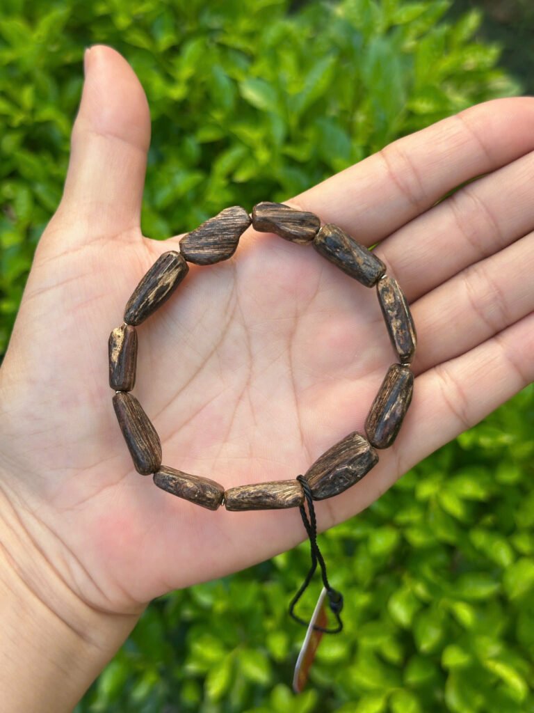 Vòng trầm hương rừng, tự nhiên cao cấp loại 1, chìm nước xuất xứ từ nước Brunei đốt khúc thô mộc