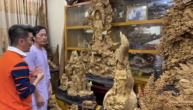 Đàm Vĩnh Hưng choáng ngợp trước bộ sưu tập gỗ trầm hương của Hoài Linh