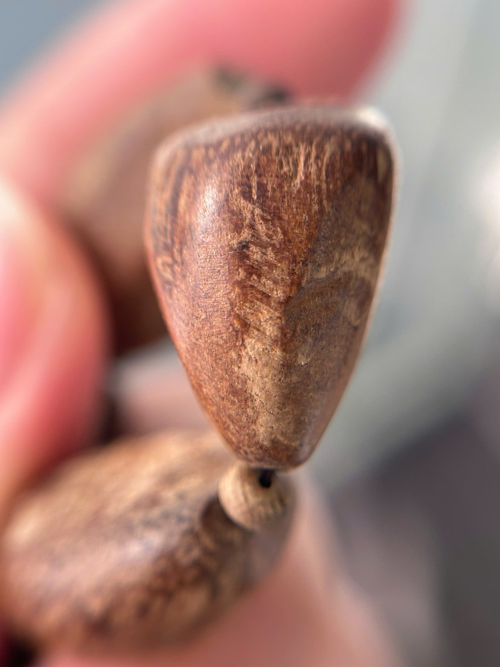 Vong_tram_huong_mat_tu_ruc_chim_Isabel_Phillip_15,16g_14 Vòng trầm hương rục chìm, mắt tử Phillip