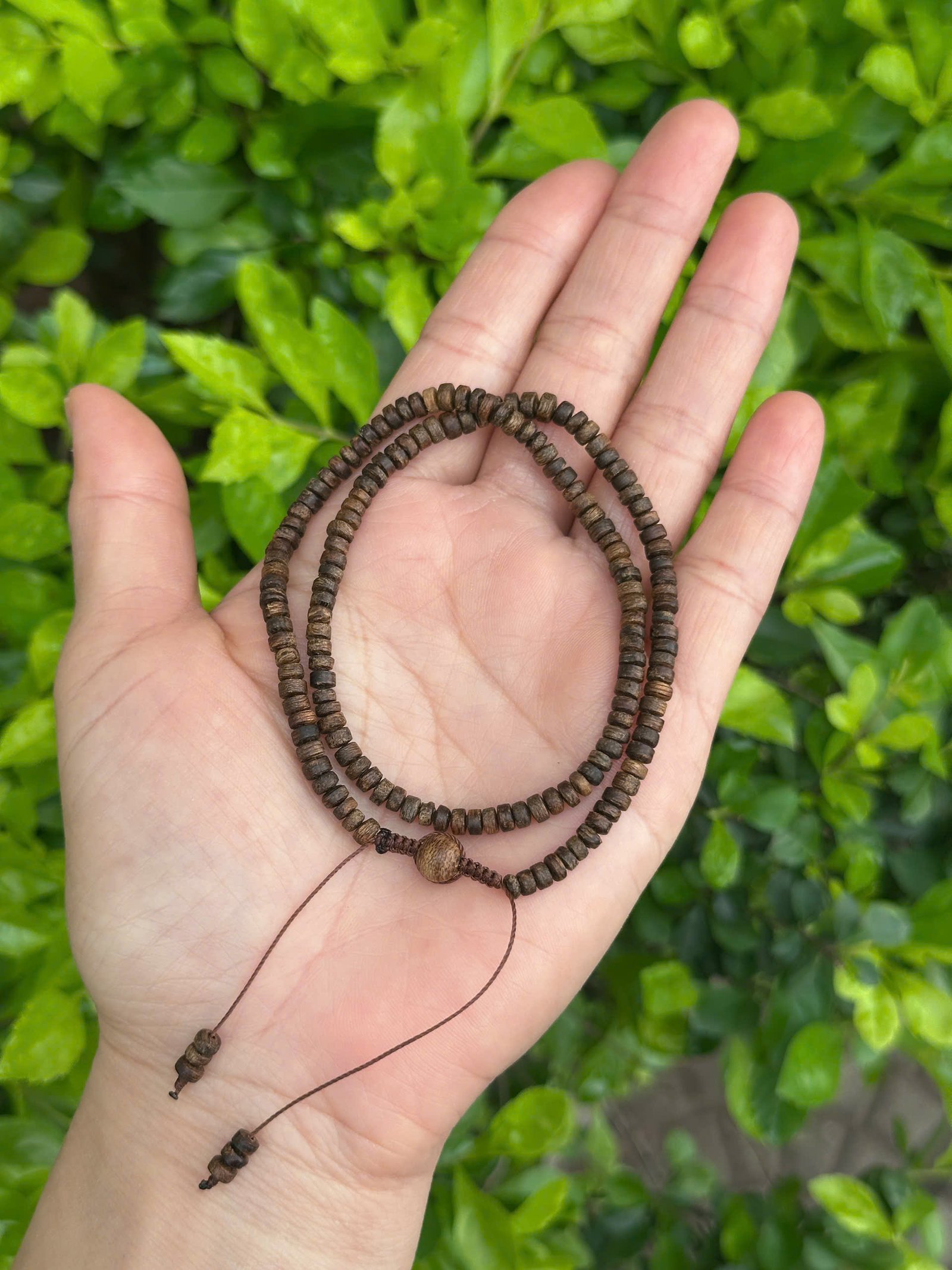 Vong_tram_huong_can_chim_Tarakan_nut_manh_size_3_ly_cuon_tay_2_vong_ TTA36025 – Vòng trầm hương Tarakan cận chìm dạng nút cuốn tay 3 vòng