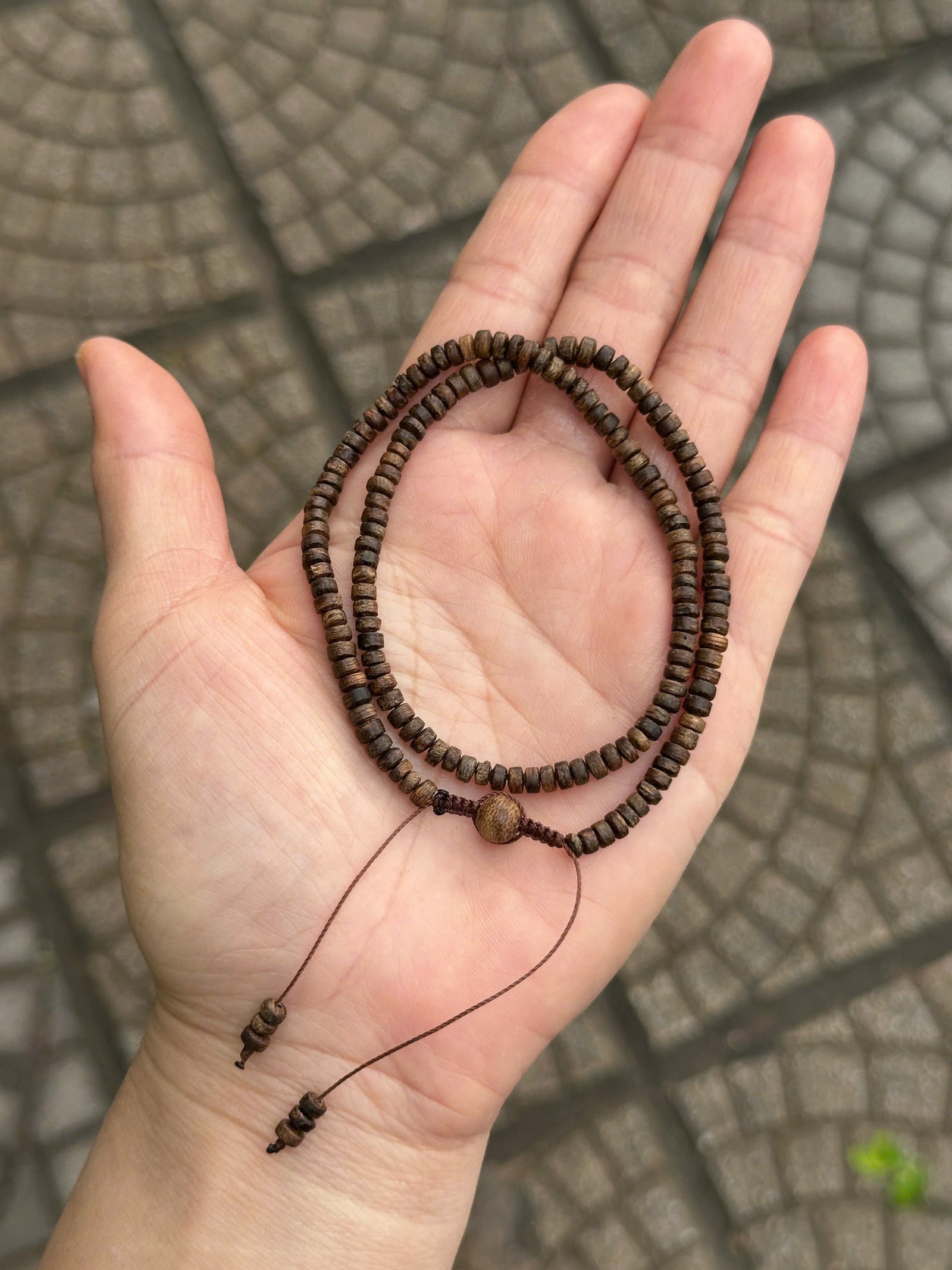 Vong_tram_huong_can_chim_Tarakan_nut_manh_size_3_ly_cuon_tay_2_vong_1 TTA36025 – Vòng trầm hương Tarakan cận chìm dạng nút cuốn tay 3 vòng