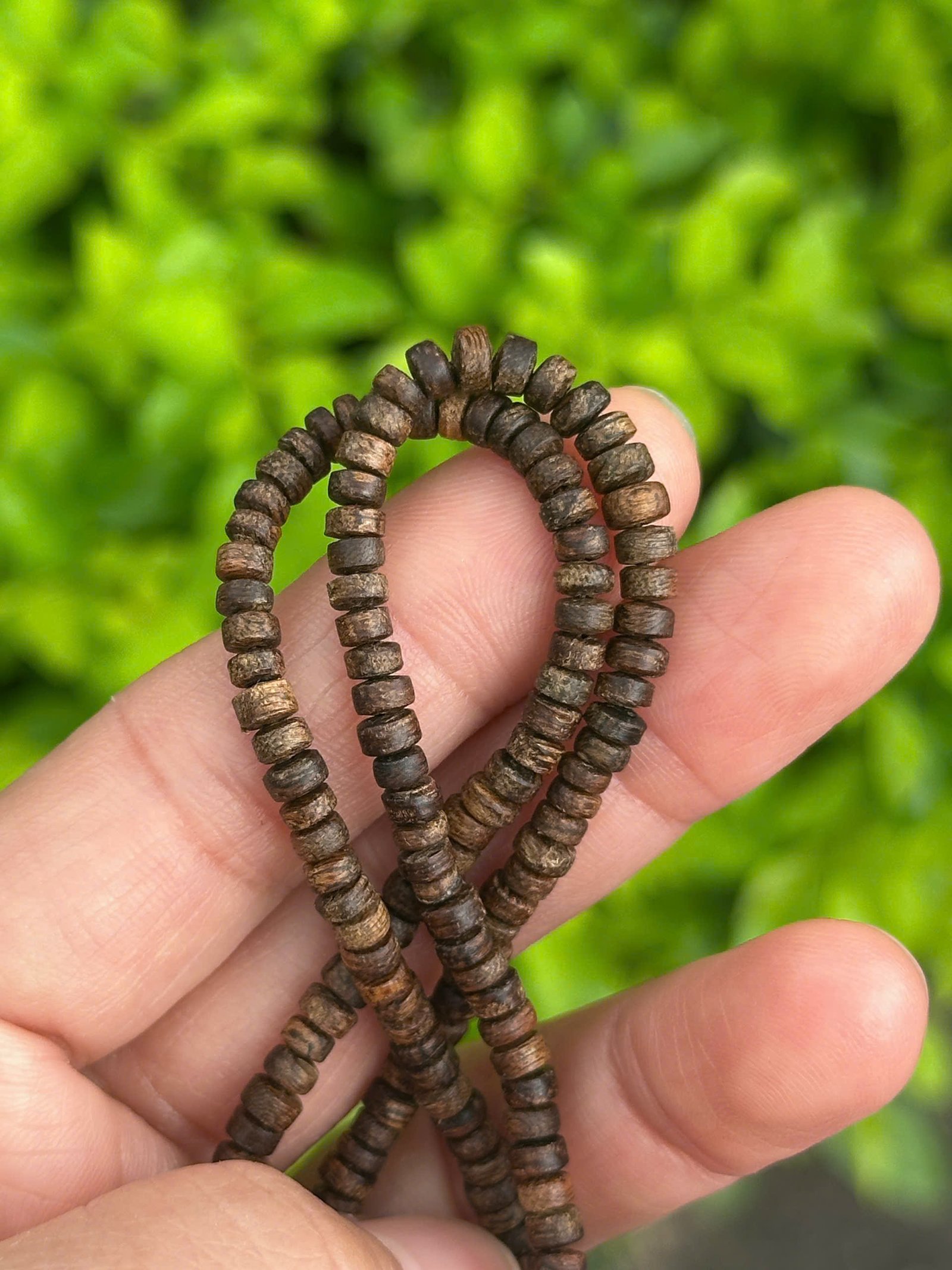 Vong_tram_huong_can_chim_Tarakan_nut_manh_size_3_ly_cuon_tay_2_vong_2 TTA36025 – Vòng trầm hương Tarakan cận chìm dạng nút cuốn tay 3 vòng