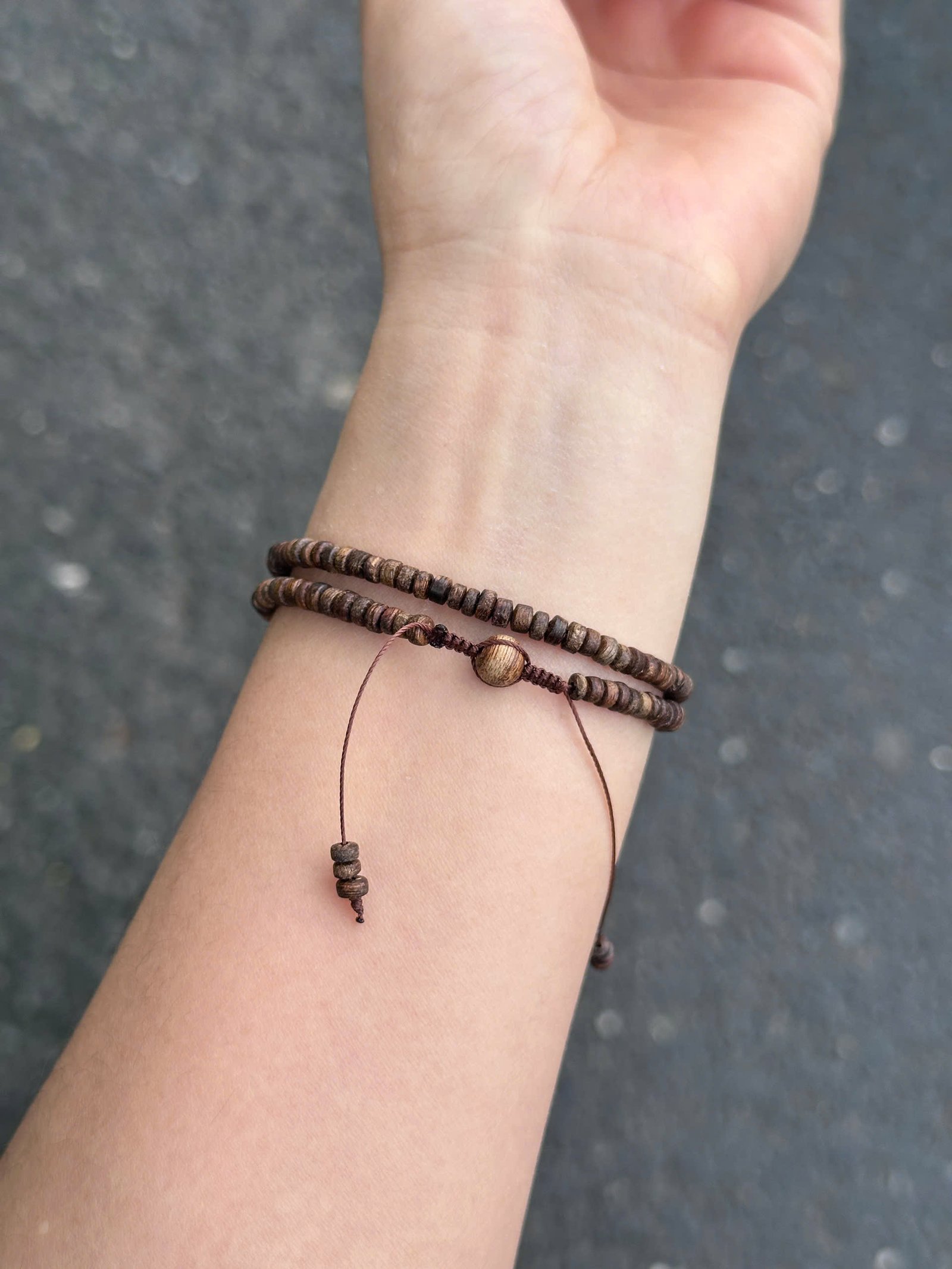 Vong_tram_huong_can_chim_Tarakan_nut_manh_size_3_ly_cuon_tay_2_vong_5 TTA36025 – Vòng trầm hương Tarakan cận chìm dạng nút cuốn tay 3 vòng