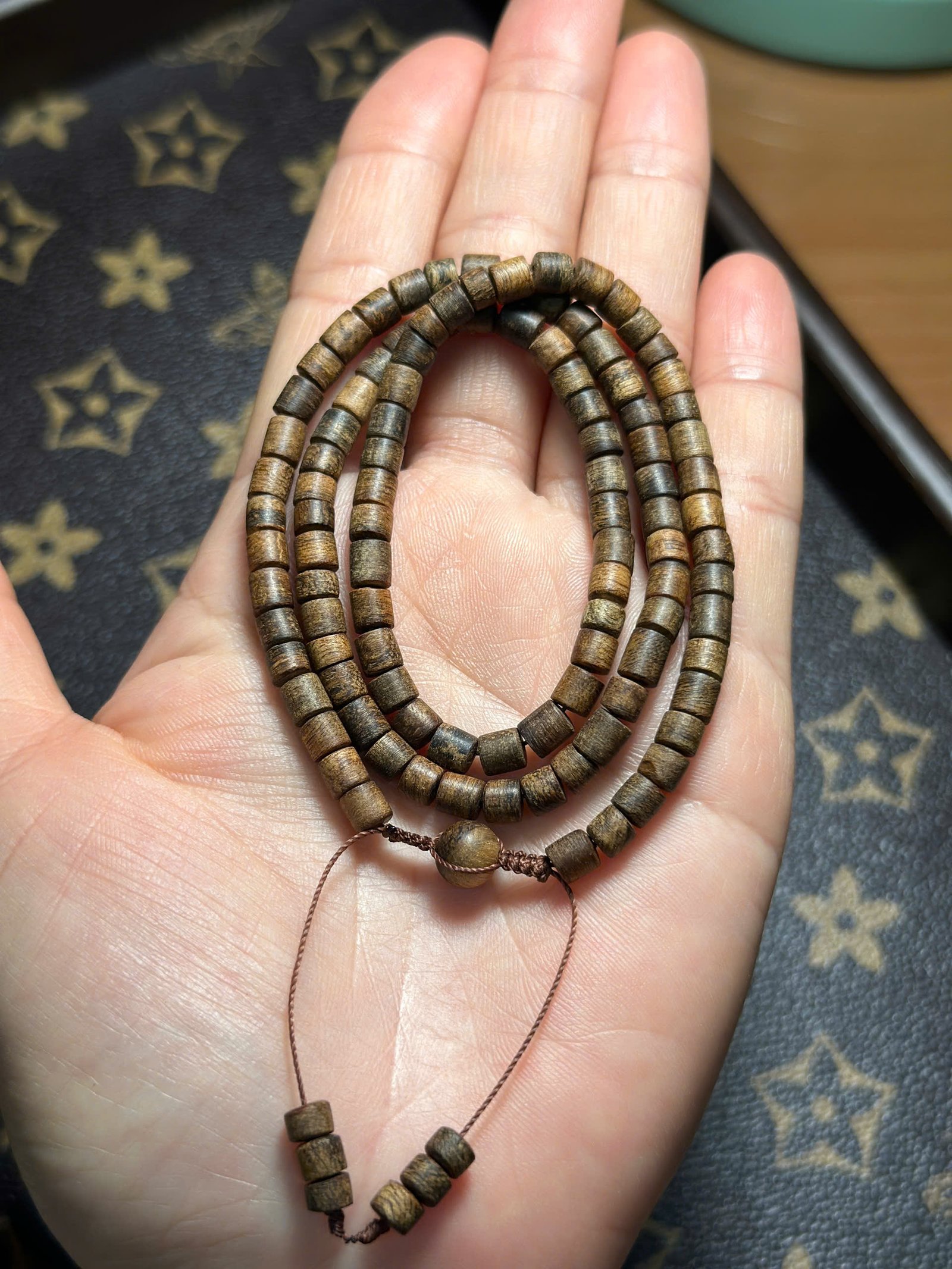 vong_tram_huong_Tarakan_can_chim_nut_manh_4_ly_cuon_3_vong_13 TTA36025 – Vòng trầm hương Tarakan cận chìm dạng nút cuốn tay 3 vòng