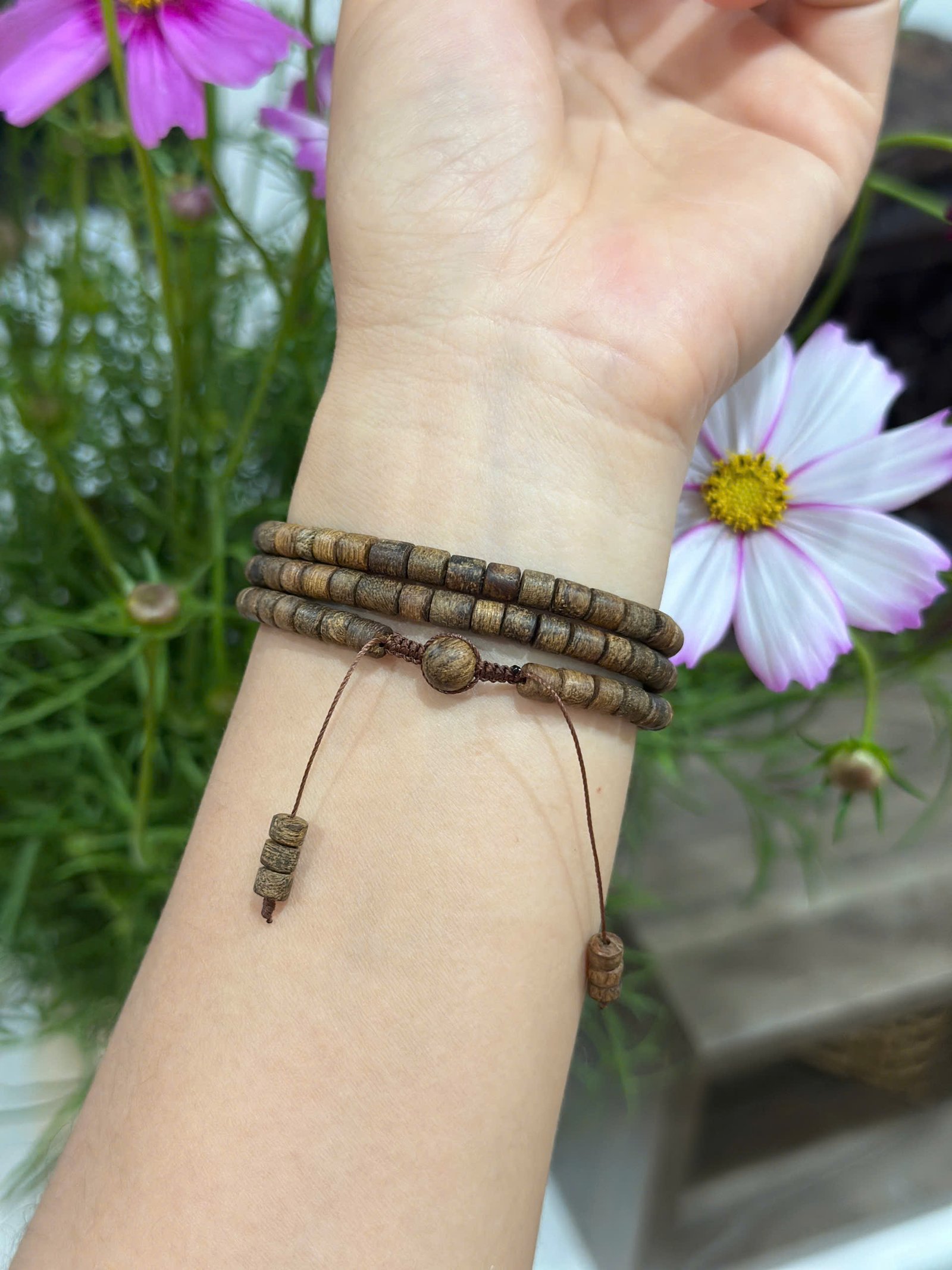 vong_tram_huong_Tarakan_can_chim_nut_manh_4_ly_cuon_3_vong_15 TTA36025 – Vòng trầm hương Tarakan cận chìm dạng nút cuốn tay 3 vòng