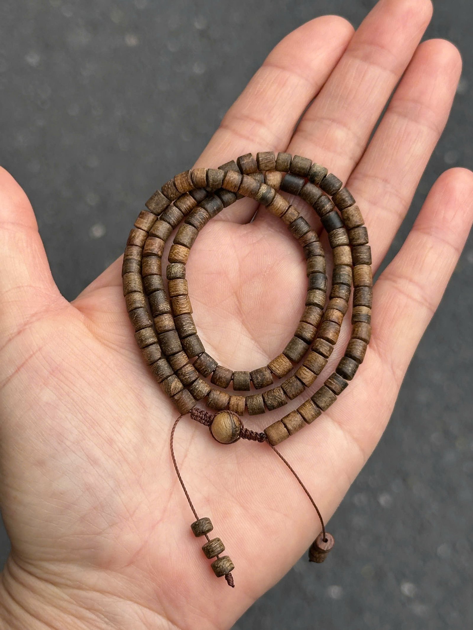 vong_tram_huong_Tarakan_can_chim_nut_manh_4_ly_cuon_3_vong_9 TTA36025 – Vòng trầm hương Tarakan cận chìm dạng nút cuốn tay 3 vòng