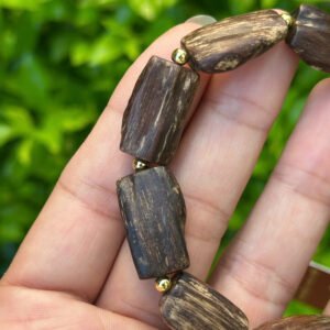 Vòng trầm hương rừng tự nhiên chìm nước xuất xứ từ nước Brunei hình dáng đốt khúc đẹp mắt