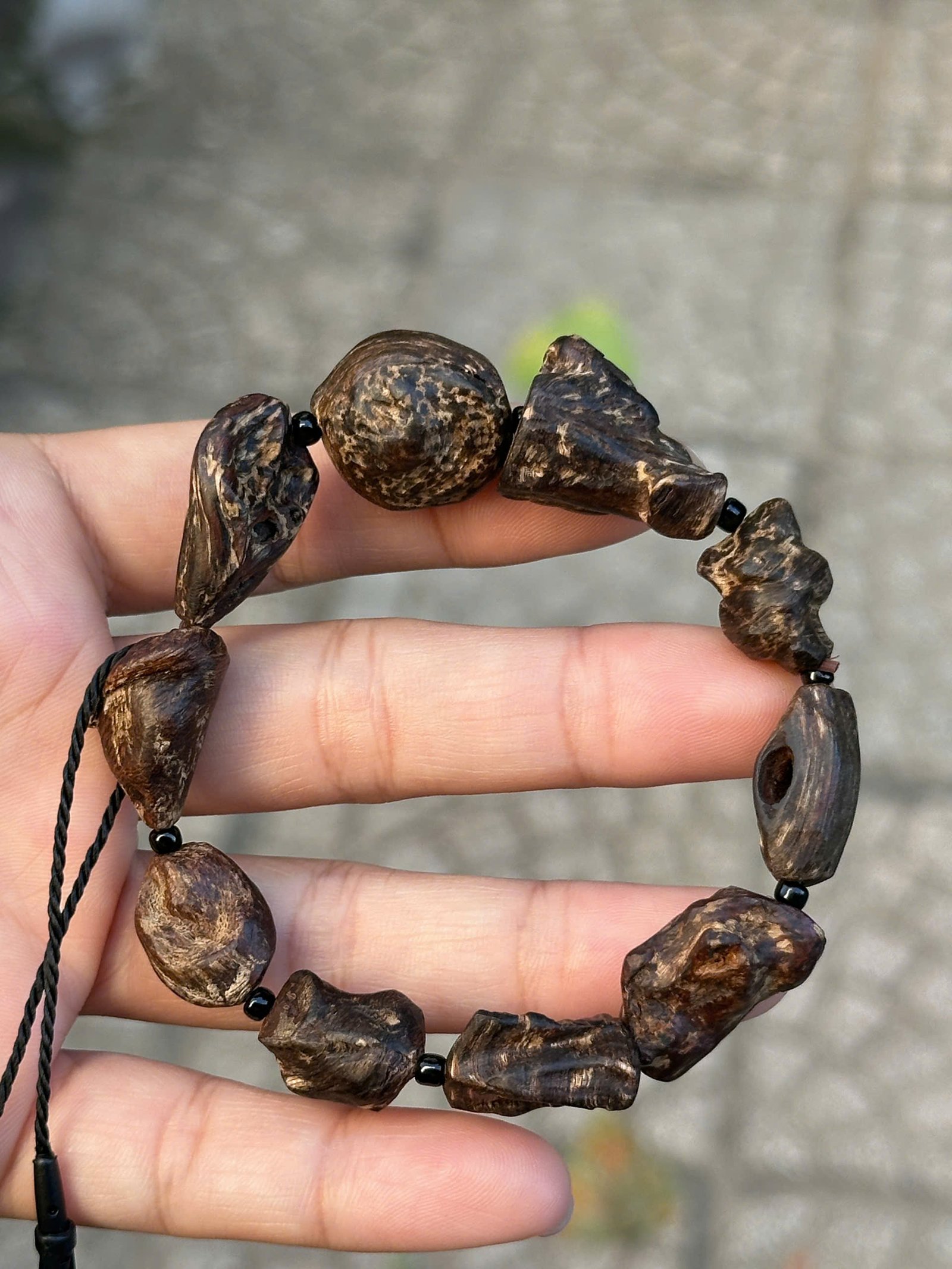 Vòng trầm hương rừng mắt tử chìm nước, sớ dầu ăn bông Tarakan